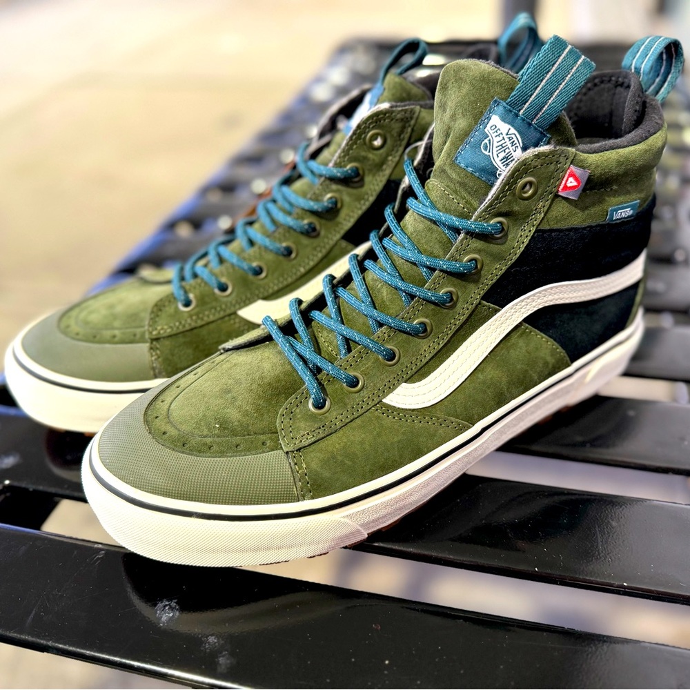 VANS Sk8-Hi MTE-2 Sneaker/Boots Black/green. Great for apres ski or riding.
